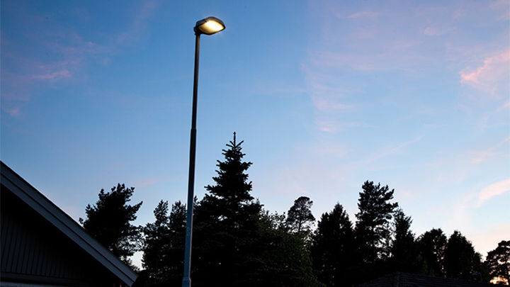 Vue rapprochée d'un lampadaire à Enköping, en Suède 