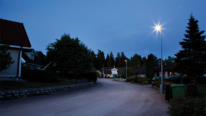 Une rue au sein d'une zone résidentielle d'Enköping, en Suède, mise en lumière par une solution d'éclairage urbain de Philips 