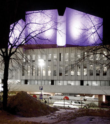 Des projecteurs ColorReach de couleur violette attirent le regard sur le splendide bâtiment du Finlandia Hall