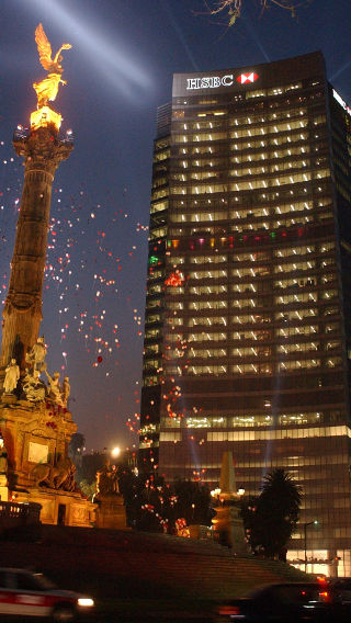 Façade extérieure de la tour HSBC de nuit, mise en lumière par une solution d'éclairage de Philips
