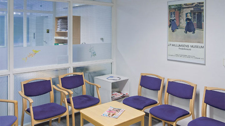  Deze wachtkamer in het Holbækziekenhuis in Denemarken is door Philips verlicht met inbouwverlichting voor de gezondheidszorg