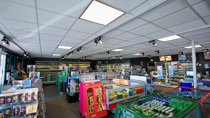 Philips producten voor benzinestationverlichting bedekken het plafond van de Q8 Qvik to go-winkel