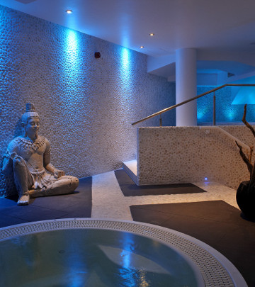 Le magnifique éclairage Philips à faible consommation d'énergie procure un effet relaxant au sein de l'espace aquatique de l'hôtel Rafayel