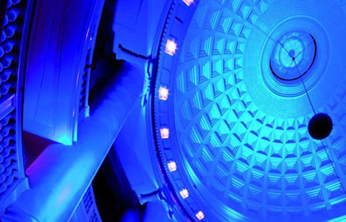 Het plafond, verlicht met decoratieve verlichting van Philips, weerspiegelt een blauwe gloed op het Renaissance Hotel