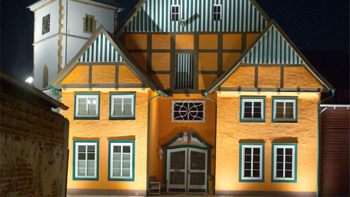 Façade de bâtiment dans le vieux Rietberg, mise en lumière par une solution Philips