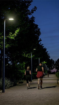 Des personnes faisant du jogging, illuminées par une solution d’éclairage Philips à Rivas