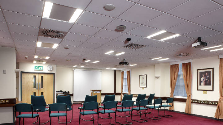 La salle de conférence du Conseil du district de Sedgemoor, mise en lumière par des luminaires encastrés de Philips Lighting