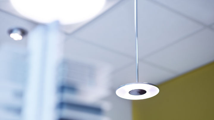 Un dispositif DaySign Solo de Philips installé au sein des bureaux de Strijp-S ; une solution d'éclairage à faible consommation d'énergie