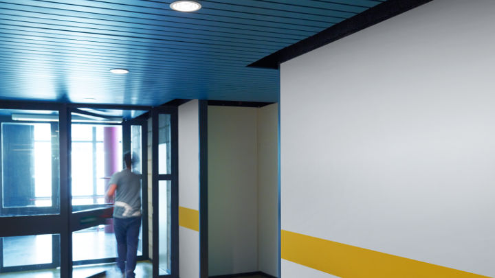 Le couloir des bureaux de Strijp-S, mis en lumière par Philips Lighting