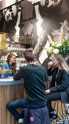 L'éclairage Philips illumine le café du magasin SuperTrash à Amsterdam