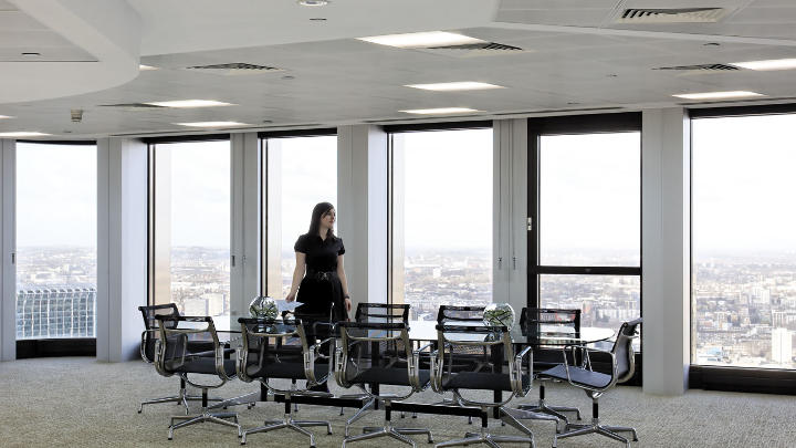 Les systèmes de commande de l'éclairage pour bureaux de Philips apportent lumière et durabilité au sein de cette salle de réunion de Tower 42