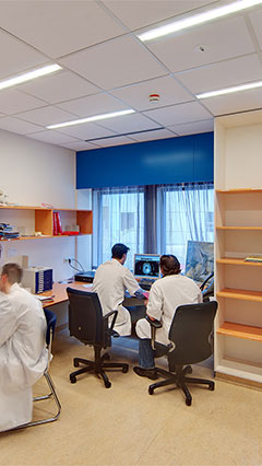 Des personnes travaillent sous l'éclairage hospitalier Philips économe en énergie dans ce bureau d'UMCG
