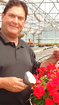 Man met Philips LED-bloeilamp en plant bij Valley View Greenhouses