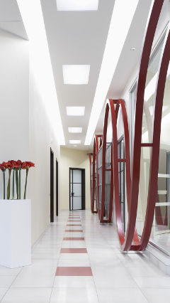 Un couloir des bureaux d'AB Group, en Italie, mis en lumière par une solution d'éclairage pour bureaux de Philips