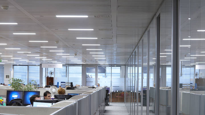 Mise en lumière efficace des bureaux paysagers grâce aux solutions d'éclairage pour bureaux de Philips
