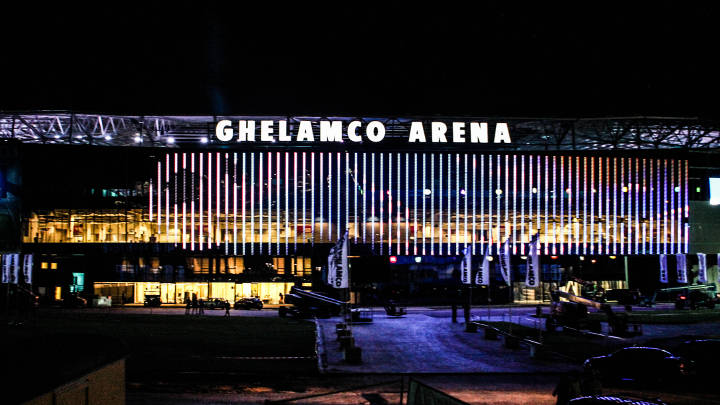  Ghelamco Arena, inclusief de voorgevel, wordt spectaculair verlicht door Philips-buitenverlichting en -sportveldverlichting 