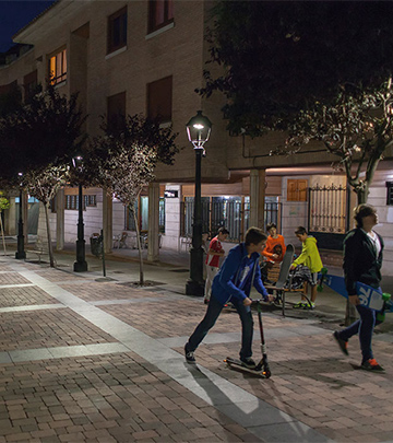 Des individus parcourent les rues de Palencia, mises en lumière par une solution d'éclairage de Philips