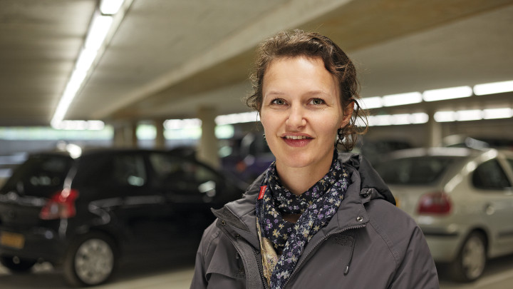  Glimlachende vrouw voor auto's in parkeergarage Eiteren, verlicht door Philips Lighting 