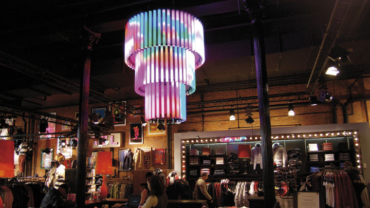 Modewinkel verlicht met Philips AmbiScene-verlichting