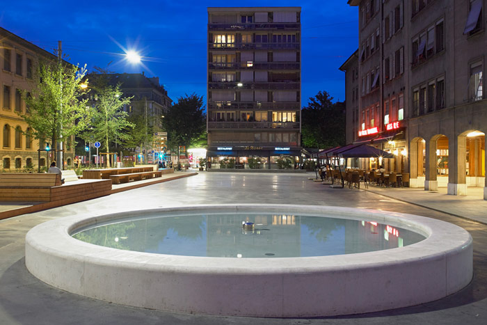 Fraai verlicht plein in Genève, Zwitserland, met stadsverlichting van Philips 