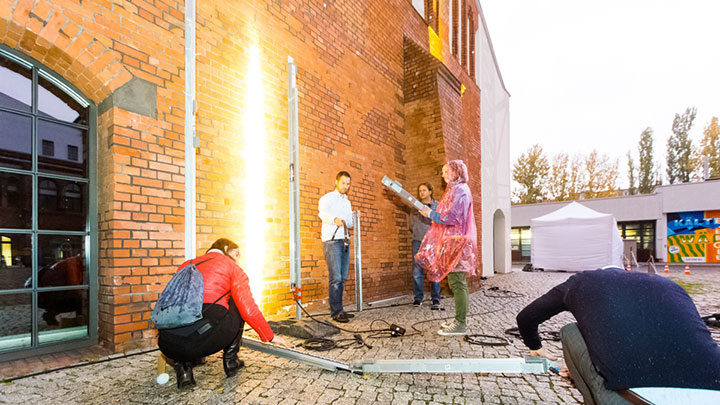 Mensen experimenteren met licht in een verlichtingsworkshop in Bratislava