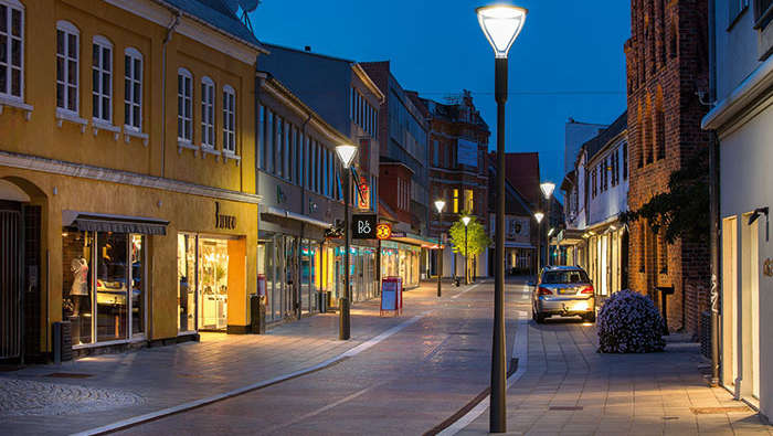 Winkelstraat verlicht met stadsverlichting van Philips