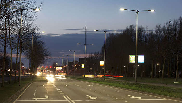Straat verlicht met verlichting van Philips 