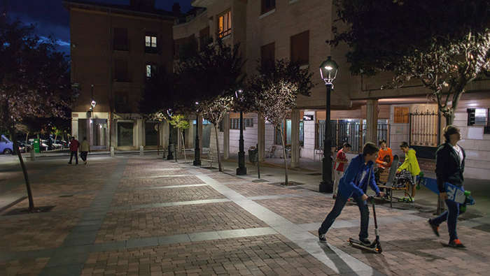 Kinderen spelen ´s avonds op een plein onder verlichting van Philips