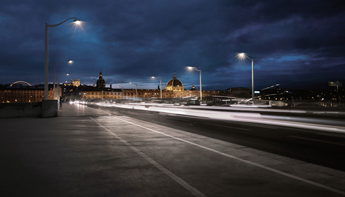 De Guillotièrebrug in Lyon, Frankrijk, verlicht met intelligente verlichting van Philips 