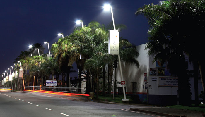 Een straat die goed verlicht is met Philips LED-verlichting 