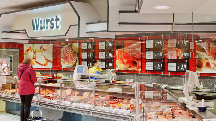 Vleesafdeling bij de Edeka supermarkt, goed verlicht met Philips LuxSpace Accent Rose LED