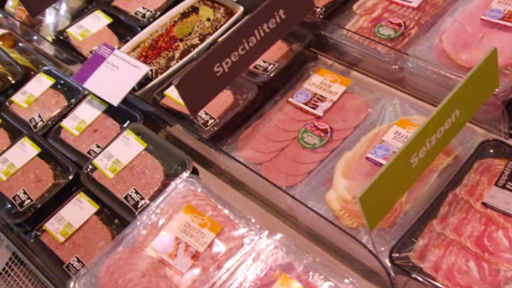 Découvrez dans la vidéo l'expérience menée par la chaîne de supermarchés Plus sur la décoloration de la viande