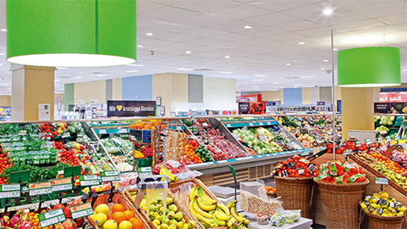 Supermarché Edeka mis en lumière par un luminaire Philips équipé de réflecteurs PerfectAccent