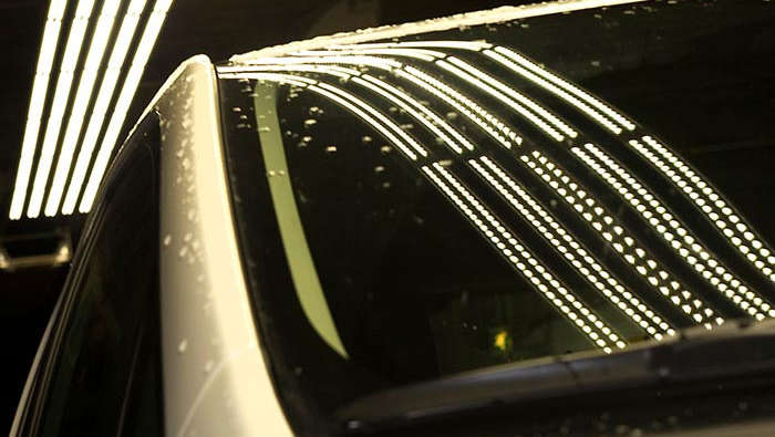 De weerspiegeling van tunnelverlichting in een auto 