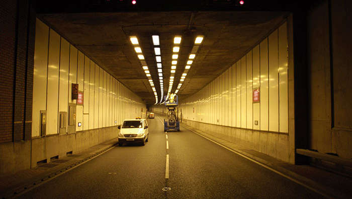 Ouvriers entretenant l'éclairage d'un tunnel