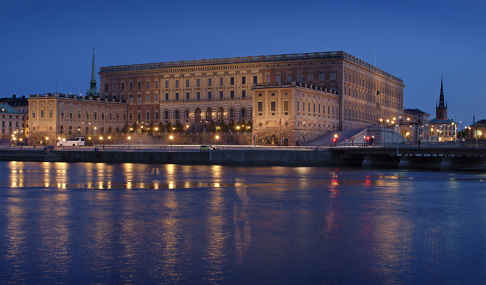 Système d'éclairage à la lumière blanche Philips mettant en valeur des détails décoratifs du Palais royal à Stockholm, en Suède