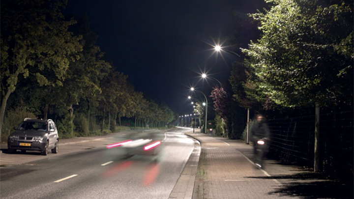 Une rue efficacement mise en lumière par la lumière blanche Philips