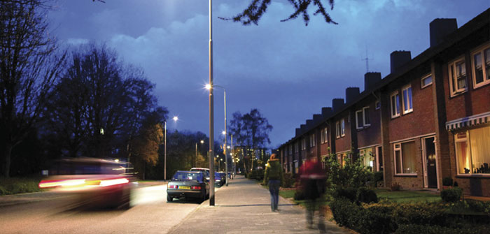 Auto's in een straat die effectief is verlicht met wit licht van Philips