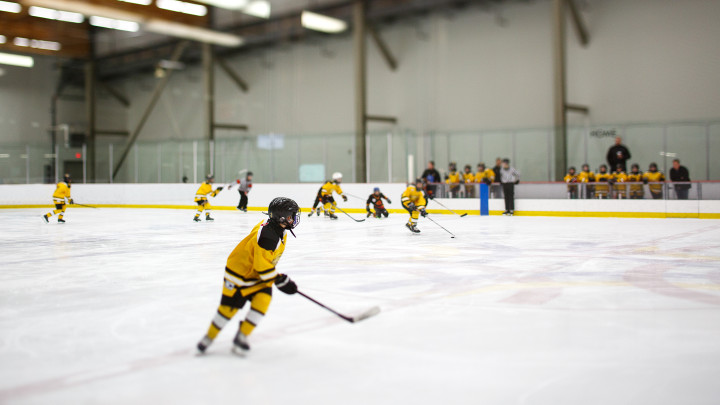 Éclairage d’un terrain de hockey sur glace - Projecteurs d’intérieur