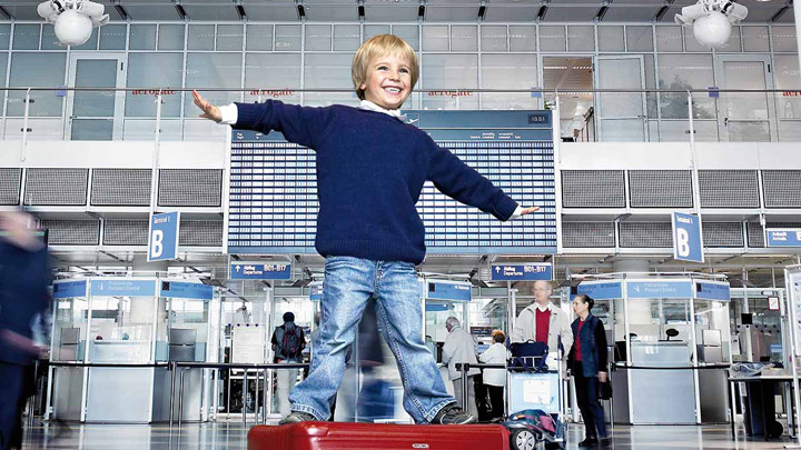 Enfant jouant dans un terminal d’aéroport illuminé