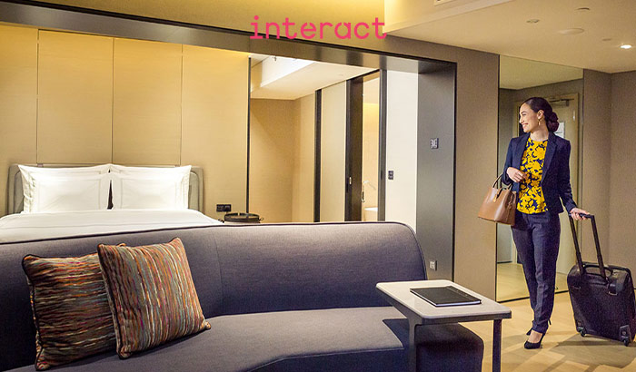 Sfeerverhogende verlichtingsscènes van Interact Hospitality in een hotelkamer