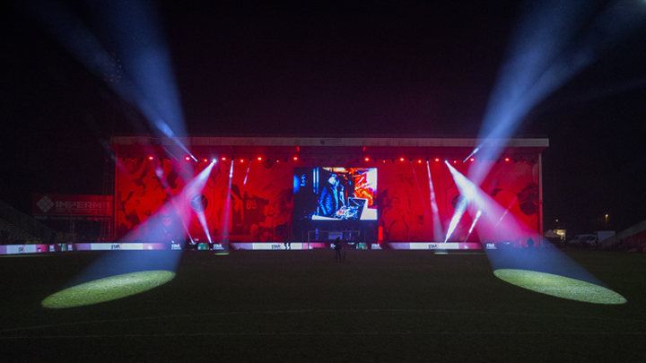 Het Bosuilstadion, thuishaven van voetbalclub Royal Antwerp FC, werd uitgebreid gerenoveerd en van binnen en buiten voorzien van ultramoderne, slimme LED-verlichting van Philips.