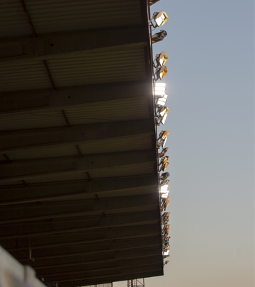 Des luminaires ArenaVision LED placés sur les toits des tribunes, pour mettre à niveau l'éclairage du club de football de Mouscron. Et lui permettre de renouveler sa licence à la Jupiler League. 
