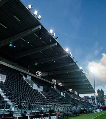"Eclairage hybride au stade de football d’Ostende :  ArenaVision conventionnel et ArenaVision  LED"