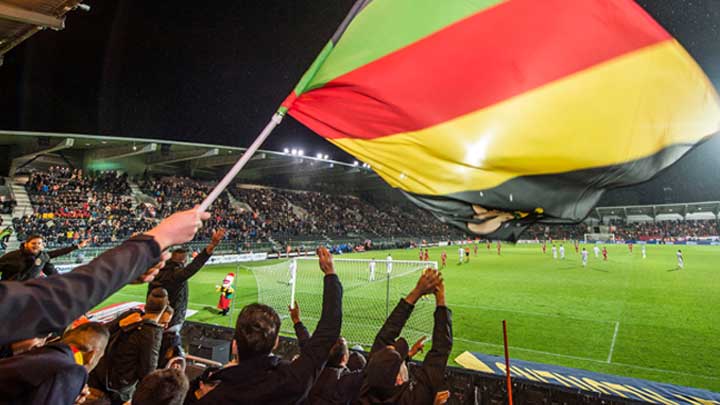 Eclairage hybride au stade de football d’Ostende :  ArenaVision conventionnel et ArenaVision  LED