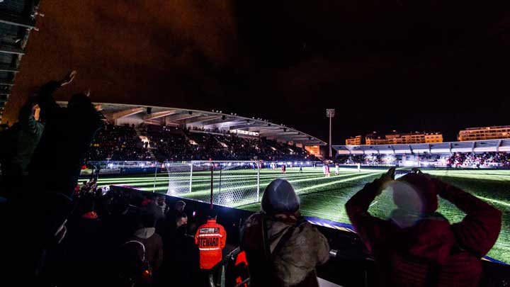 Hybride verlichting in het stadion van Oostende : ArenaVision LED en ArenaVision HID 