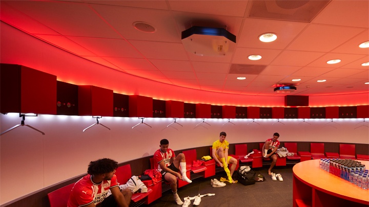 PSV a choisi d’installer le système Philips de désinfection par éclairage UV-C en hauteur dans plusieurs de ses installations sportives.