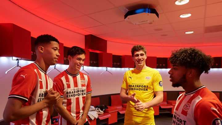 Voetbalclub PSV tackelt virussen met desinfecterende UV-C-verlichting