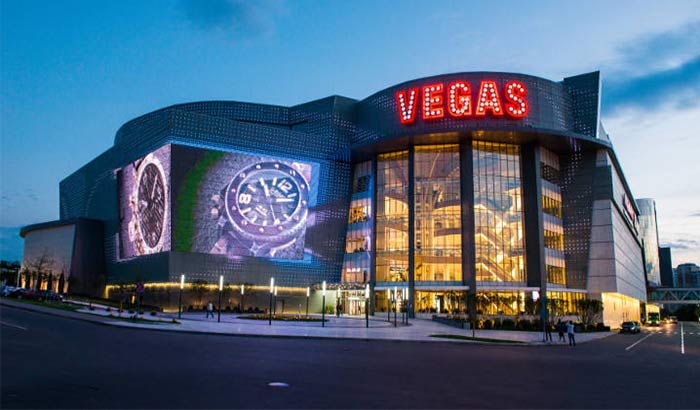 Winkelcentrum Vegas Crocus City in Moskou, Rusland, voorzien van grote, helder gekleurde billboards