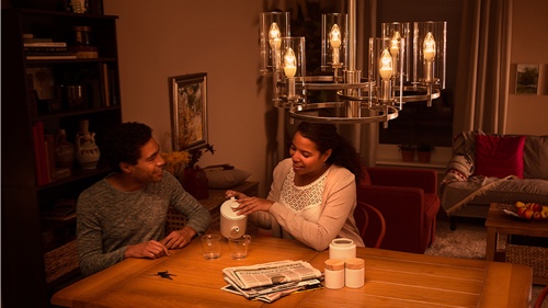Twee mensen die thuis op de bank zitten te genieten van hoogwaardig LED-licht